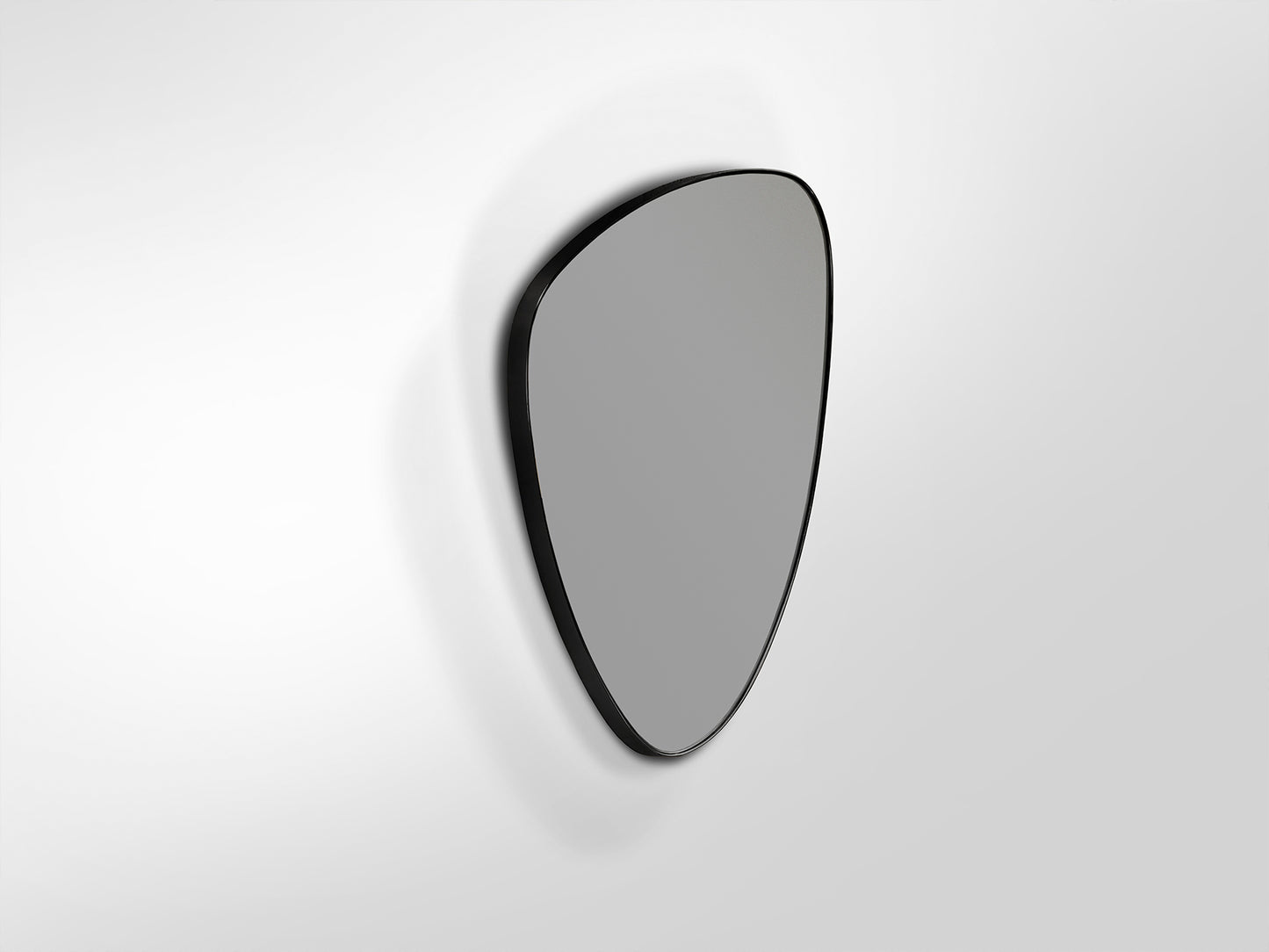 Espejo Orio triangular negro mate Schuller en dormitorio moderno con marco de DM y cristal, ideal para salón minimalista. Ref. 127369