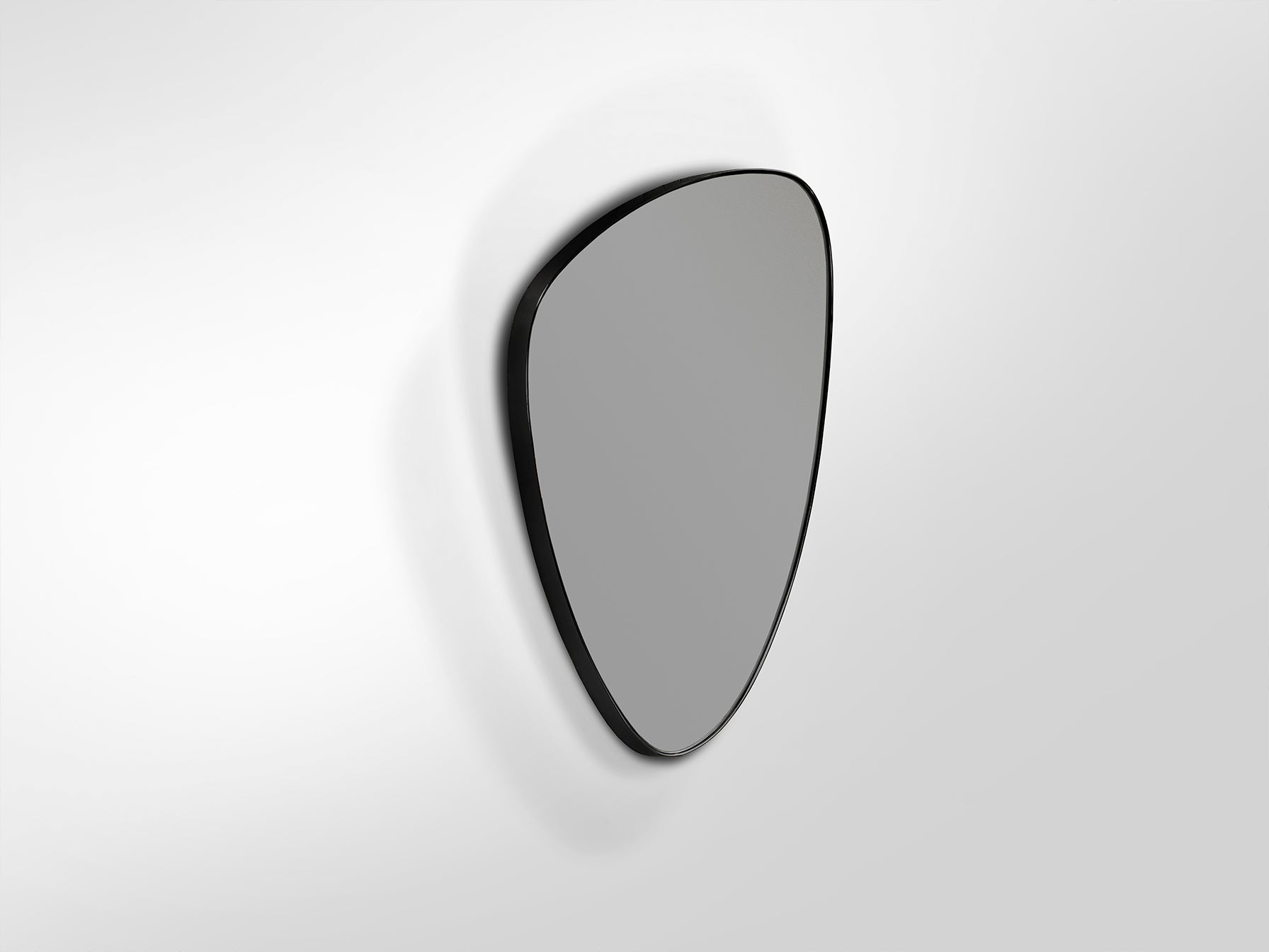 Espejo Orio triangular negro mate Schuller en dormitorio moderno con marco de DM y cristal, ideal para salón minimalista. Ref. 127369