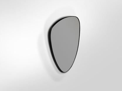 Espejo Orio triangular negro mate Schuller en dormitorio moderno con marco de DM y cristal, ideal para salón minimalista. Ref. 127369