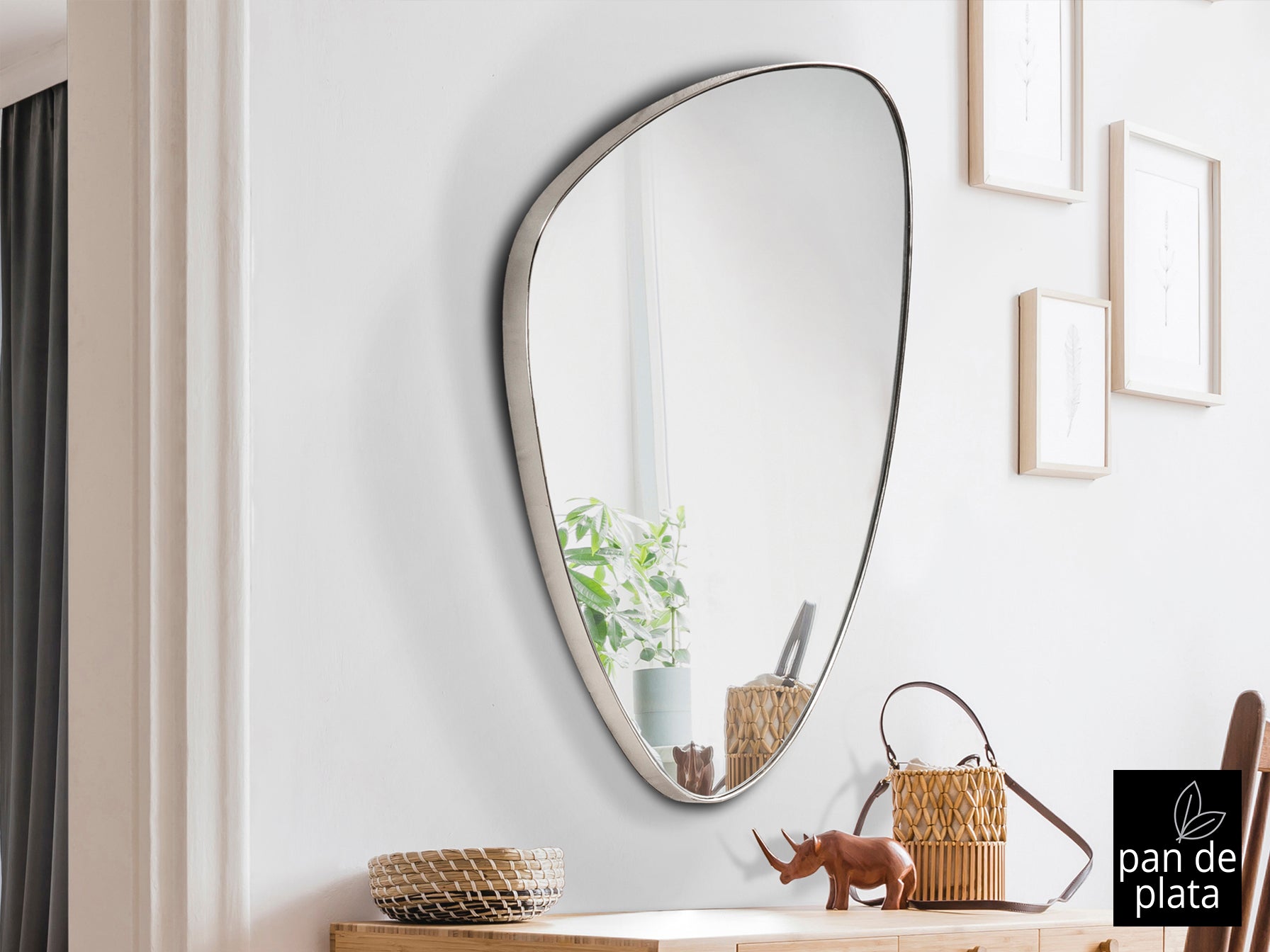 Espejo Orio triangular pan de plata Schuller 84x55cm, ideal para recibidor o salón. Diseño moderno y glam con marco de cristal.