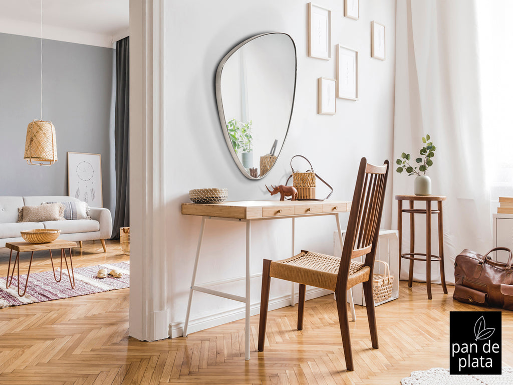 Espejo Orio triangular 84x55 pan de plata Schuller | Espejo de pared moderno para salón o recibidor - Colección Orio con cristal y diseño Glam.