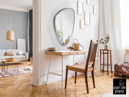Espejo Orio triangular 84x55 pan de plata Schuller | Espejo de pared moderno para salón o recibidor - Colección Orio con cristal y diseño Glam.