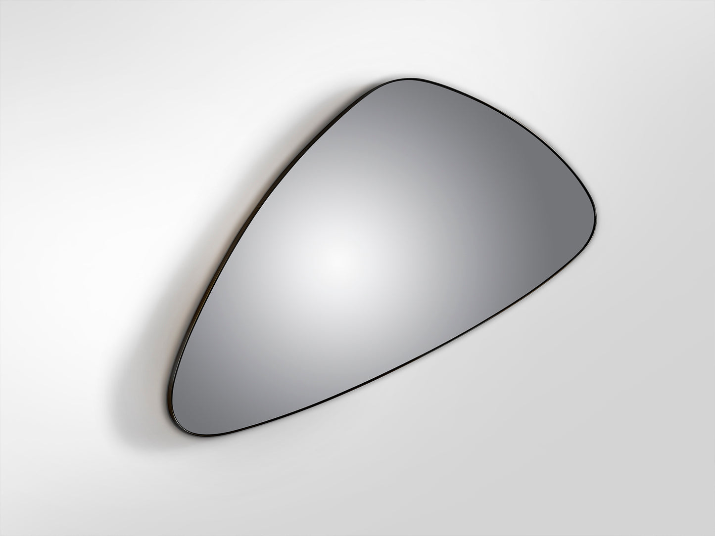 Espejo Orio triangular negro mate 165x85 cm de Schuller, diseño moderno y minimalista para recibidor o salón, fabricado en DM y cristal.