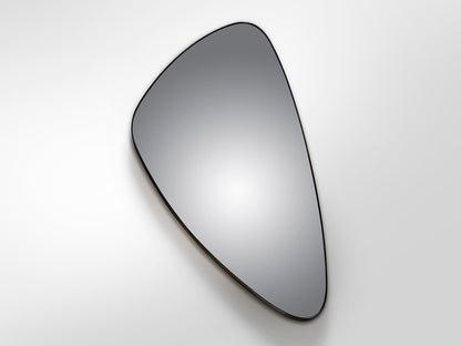 Espejo Orio triangular negro mate 165x85 cm de Schuller para salón o recibidor, diseño moderno y minimalista.