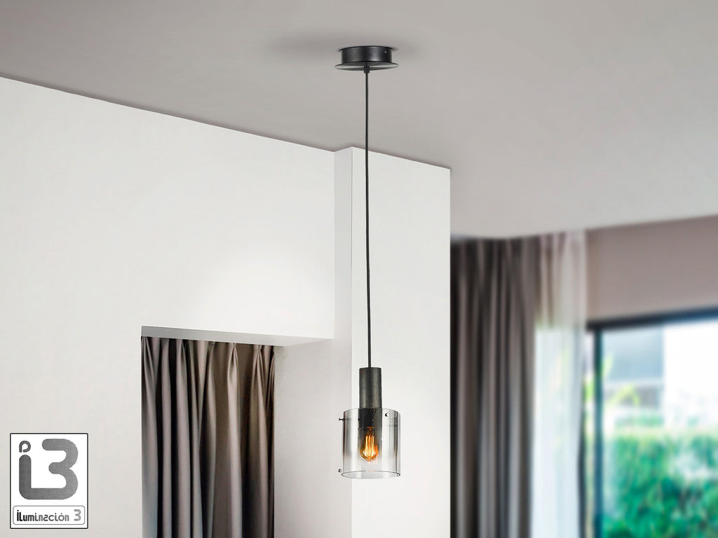 Lámpara de techo Venize negra satinada y smoke colgando en un comedor moderno, con detalles de cristal y metal, de la marca Schuller, ideal para salones de estilo industrial.