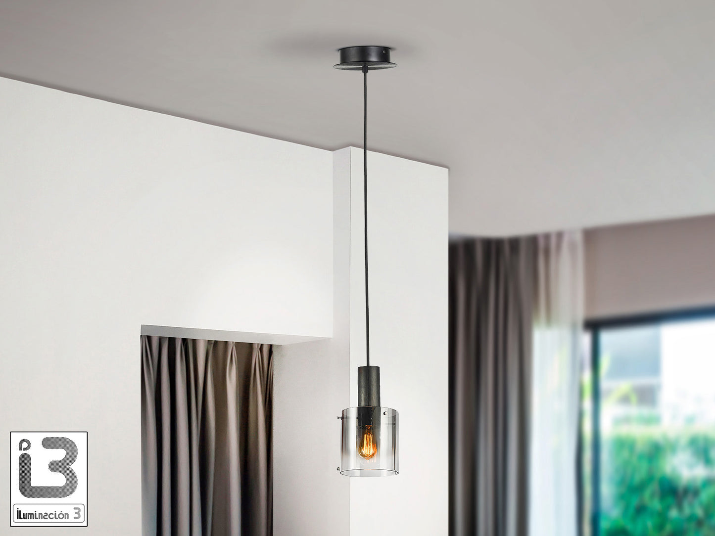 Lámpara de techo Venize negra satinada y smoke colgando en un comedor moderno, con detalles de cristal y metal, de la marca Schuller, ideal para salones de estilo industrial.