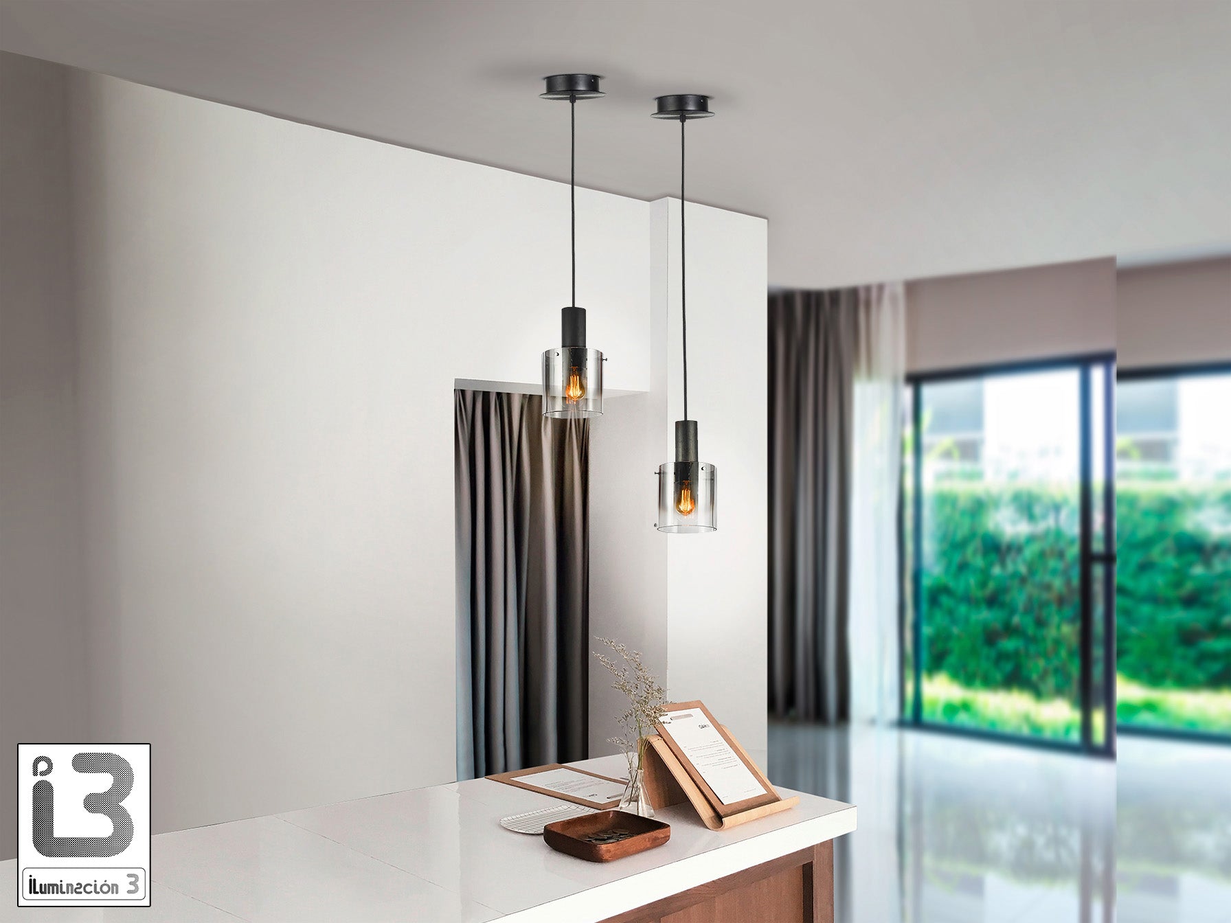 Lámpara de techo Venize negro satinado y smoke de Schuller (12809) colgando en un comedor moderno con detalles de cristal y metal, ideal para salones de estilo industrial.