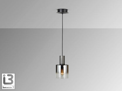 Lámpara de techo Venize negro satinado y smoke de Schuller (12809) colgando en un comedor moderno, con detalles de cristal y metal, ideal para salones de estilo industrial.