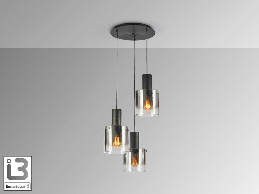 Lámpara de techo Venize 3L negra con cristal smoke colgando en un salón moderno. Iluminación industrial-chic con tres luces E27 regulables en altura de la colección Schuller.