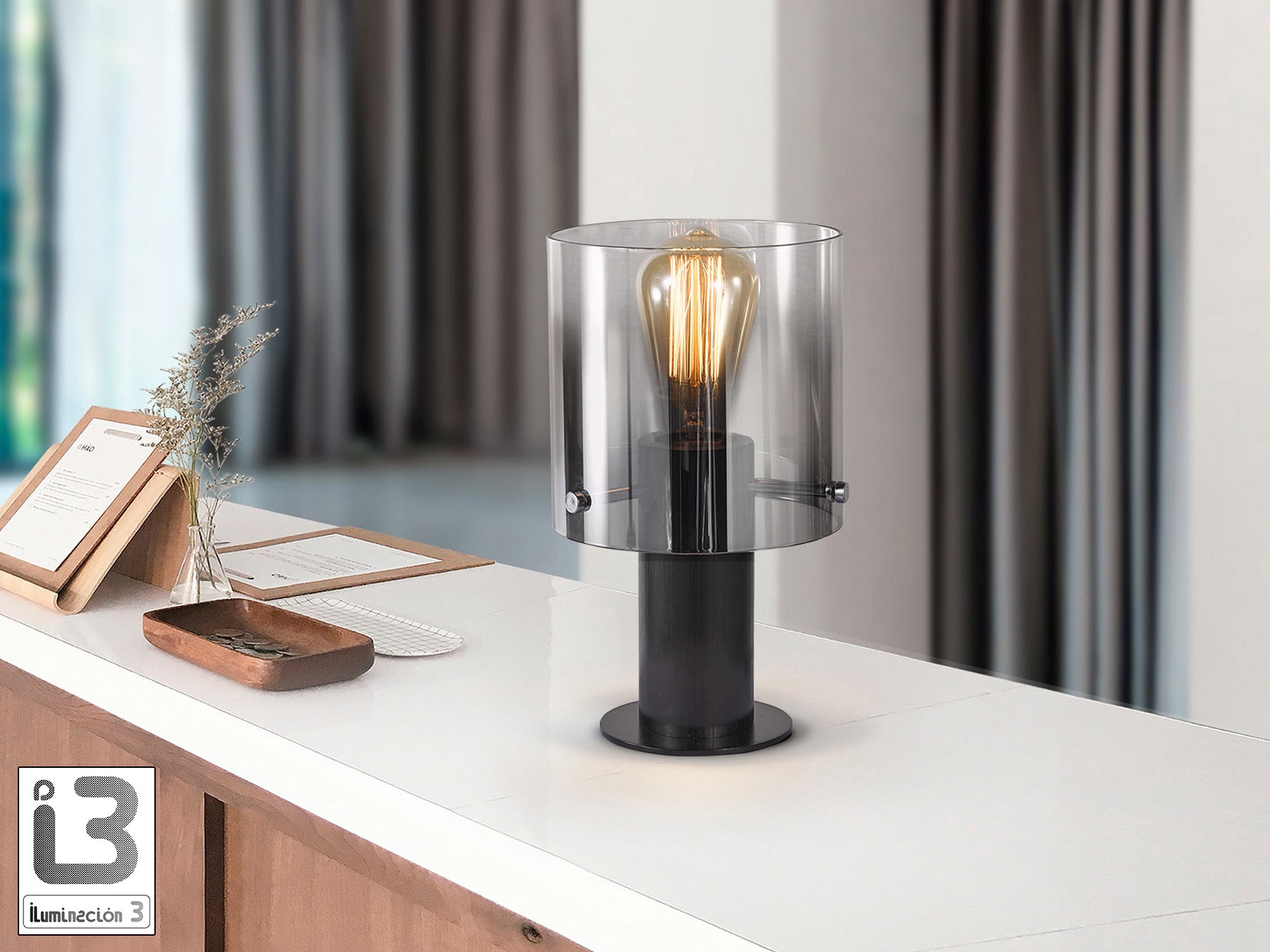 Lámpara de sobremesa Venize negro smoke de Schuller en dormitorio moderno. Diseño industrial con cristal ahumado y metal negro satinado, ideal para salón. Iluminación E27.