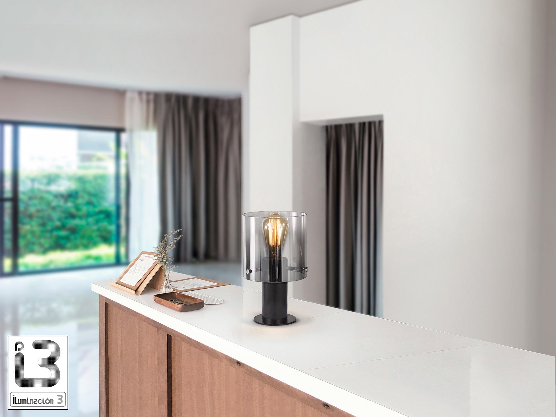 Lámpara de sobremesa Venize negro smoke de Schuller, ideal para dormitorio o salón. Diseño moderno e industrial con cristal smoke y metal negro satinado. Utiliza bombilla E27 (12837).