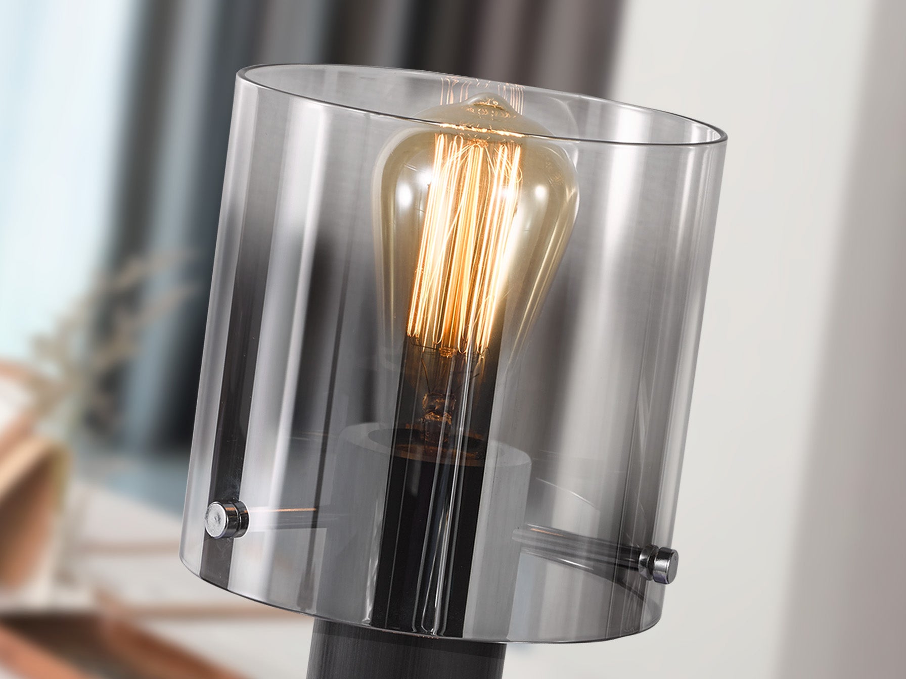 Lámpara de sobremesa Venize negra smoke de Schuller en dormitorio moderno, con pantalla de cristal y base de metal, ideal para salón e iluminación industrial.