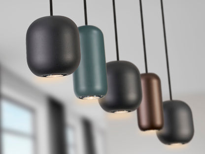 Lámpara de techo Nimes negra de metal con 5 luces, regulable en altura, ideal para comedor y salón. Estilo moderno de Schuller, disponible en varios colores: marrón y verde.