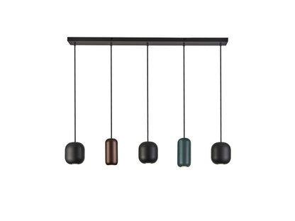 Lámpara de techo Nimes negra de metal con 5 luces, regulable en altura, ideal para comedor y salón. Diseño moderno de Schuller con detalles en verde y marrón. Referencia 12863.