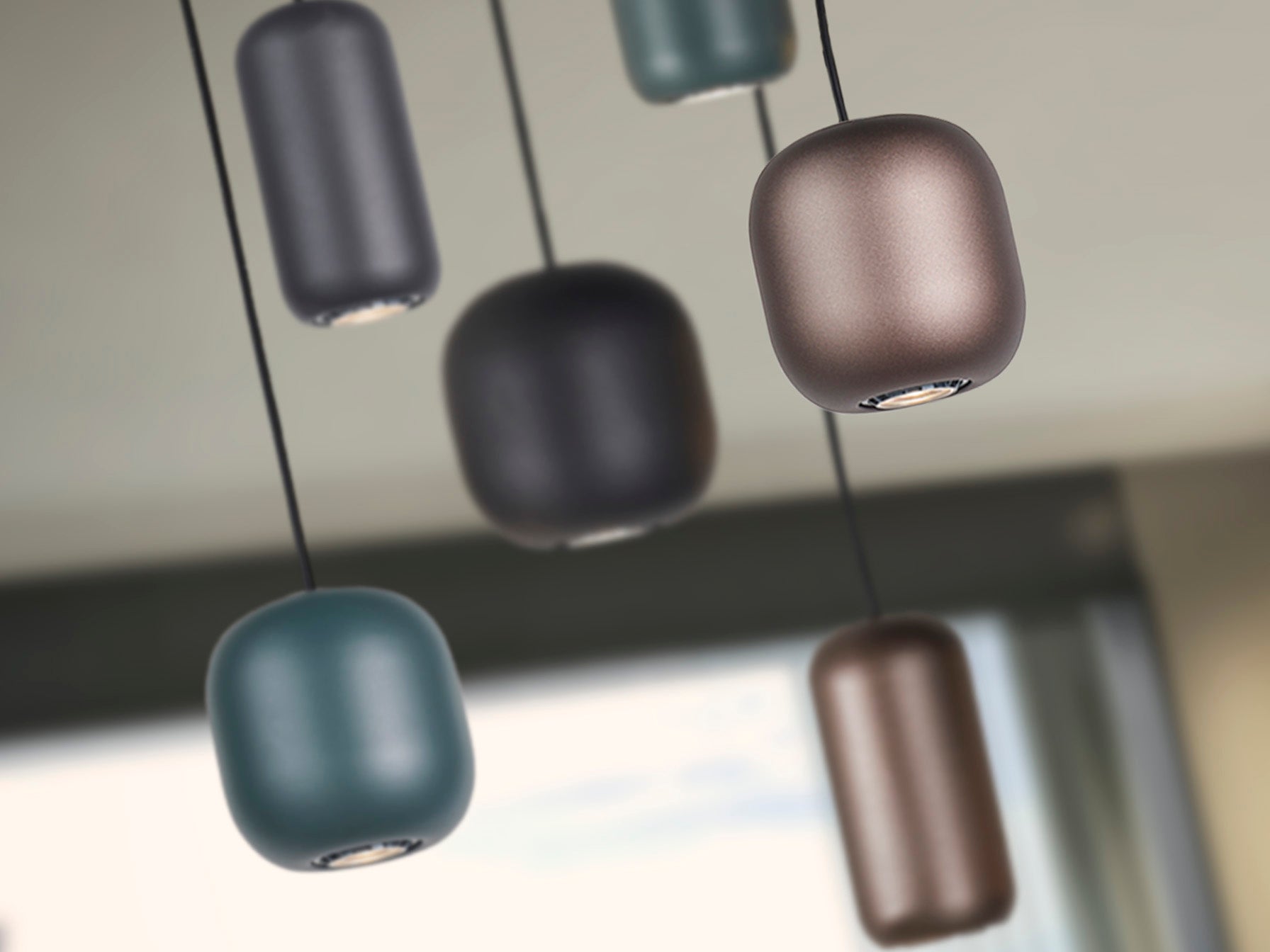 Lámpara de techo Nimes 6L negra de estilo industrial con seis luces, detalles en marrón y verde, fabricada en metal por Schuller. Modelo 12872.