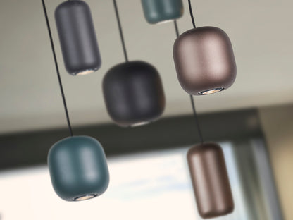 Lámpara de techo Nimes 6L negra de estilo industrial con seis luces, detalles en marrón y verde, fabricada en metal por Schuller. Modelo 12872.