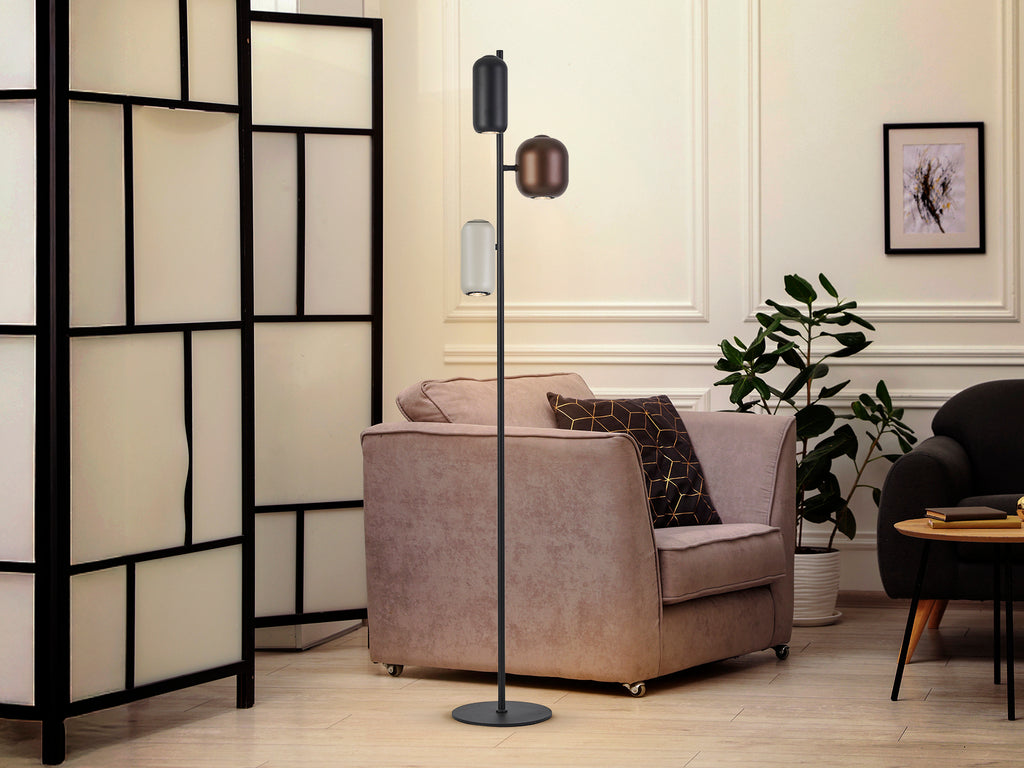 Lámpara de pie I3-Nimes de Schuller en negro, marrón y gris: diseño moderno y multicolor con estructura de metal para iluminación interior.