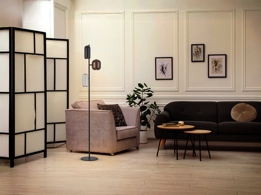 Lámpara de pie Nimes 12962 de Schuller en negro, marrón y gris: diseño moderno con estructura metálica y luz ambiental para iluminación interior.