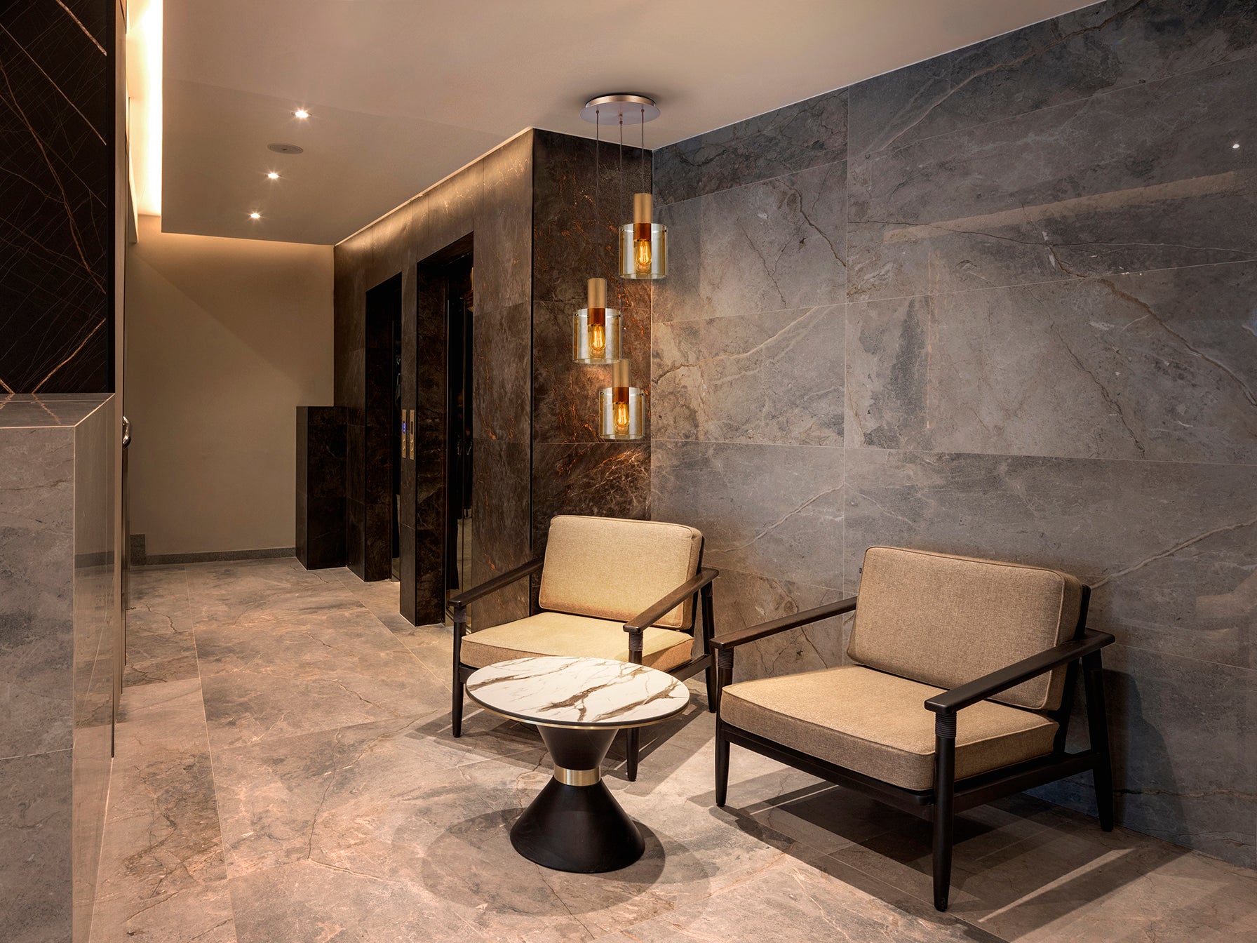 Lámpara de techo Venize cobre y ámbar de Schuller para salón, estilo industrial y mid-century, con detalles en cristal y metal. Modelo 12980.