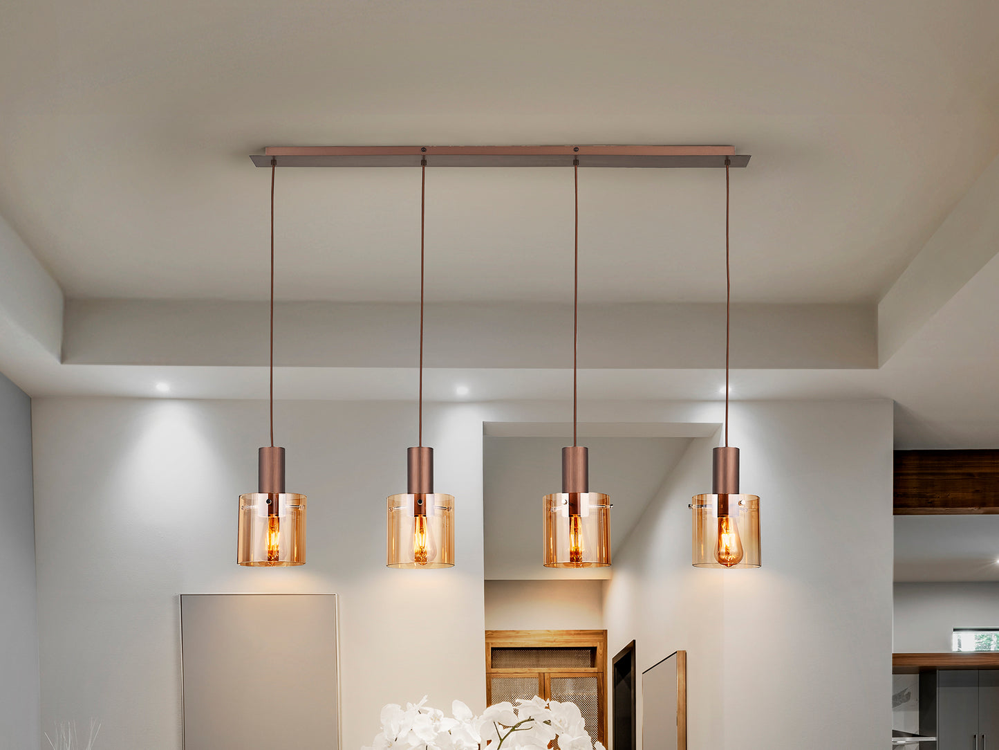 Lámpara de techo Venize 4L cobre-ámbar Schuller: estilo industrial con detalles en cristal y metal, ideal para salones.