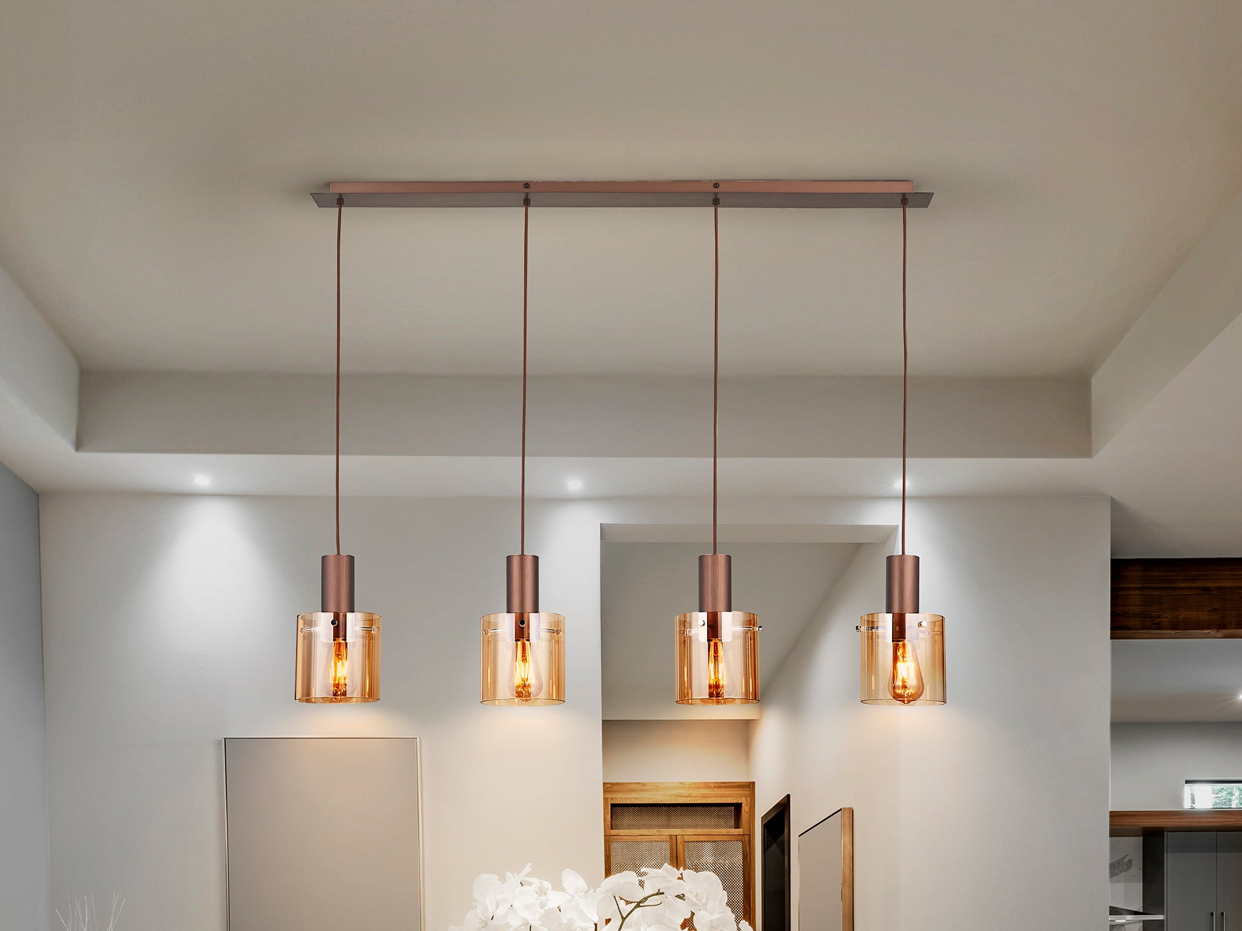 Lámpara de techo Venize 4L cobre-ámbar Schuller: estilo industrial con detalles en cristal y metal, ideal para salones.