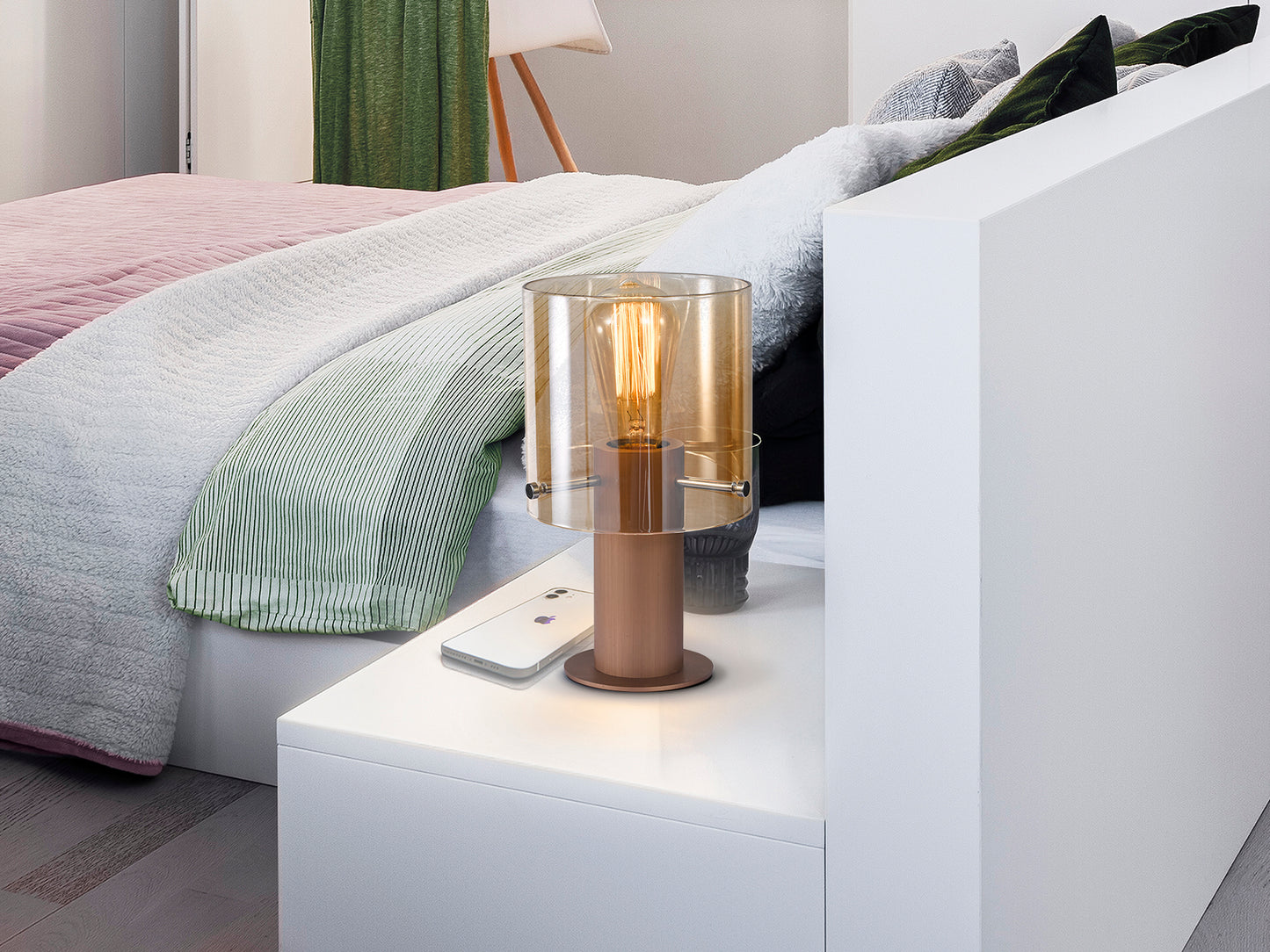 Lámpara de sobremesa Venize cobre y ámbar de Schuller (modelo 13002) ideal para dormitorio, salón o recibidor. Diseño moderno e industrial con detalles en metal y cristal ámbar.