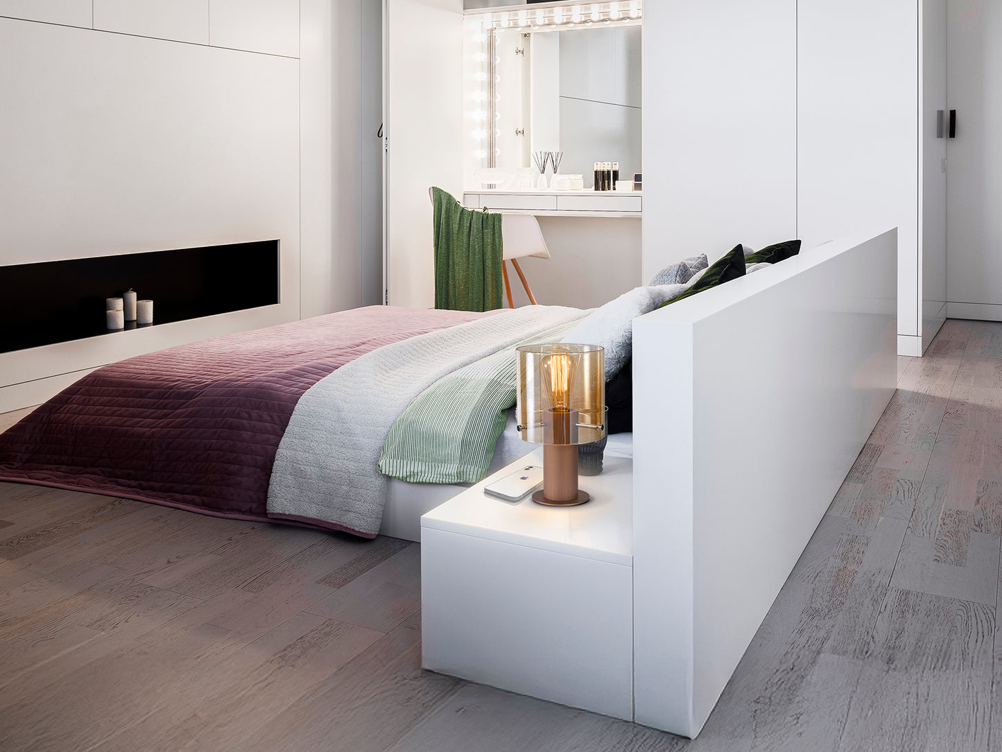 Lámpara de sobremesa Venize cobre y ámbar de Schuller (modelo 13002) en salón moderno. Diseño industrial con base de metal y pantalla de cristal ámbar, ideal para dormitorio o recibidor.