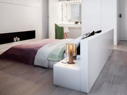 Lámpara de sobremesa Venize cobre y ámbar de Schuller (modelo 13002) en salón moderno. Diseño industrial con base de metal y pantalla de cristal ámbar, ideal para dormitorio o recibidor.