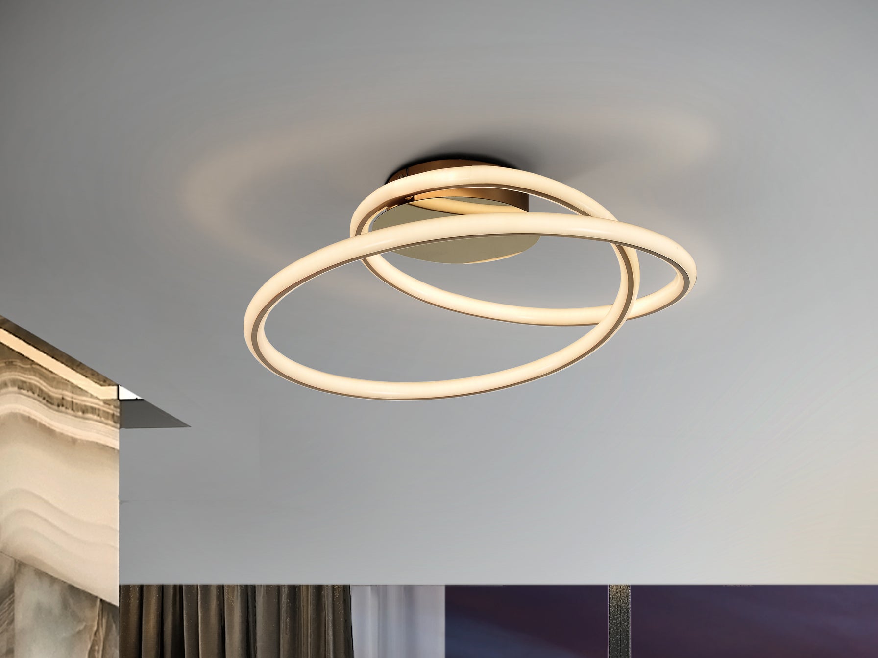 Plafón de techo Tube oro para comedor o salón, moderno y con luz cálida LED. Fabricado en metal por Schuller.