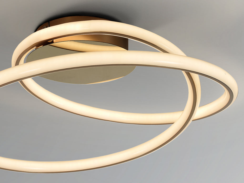 Plafón de techo Tube oro de Schuller, moderno y elegante, ideal para comedor y salón. Iluminación LED con luz cálida y acabado en metal dorado. Colección Tube.