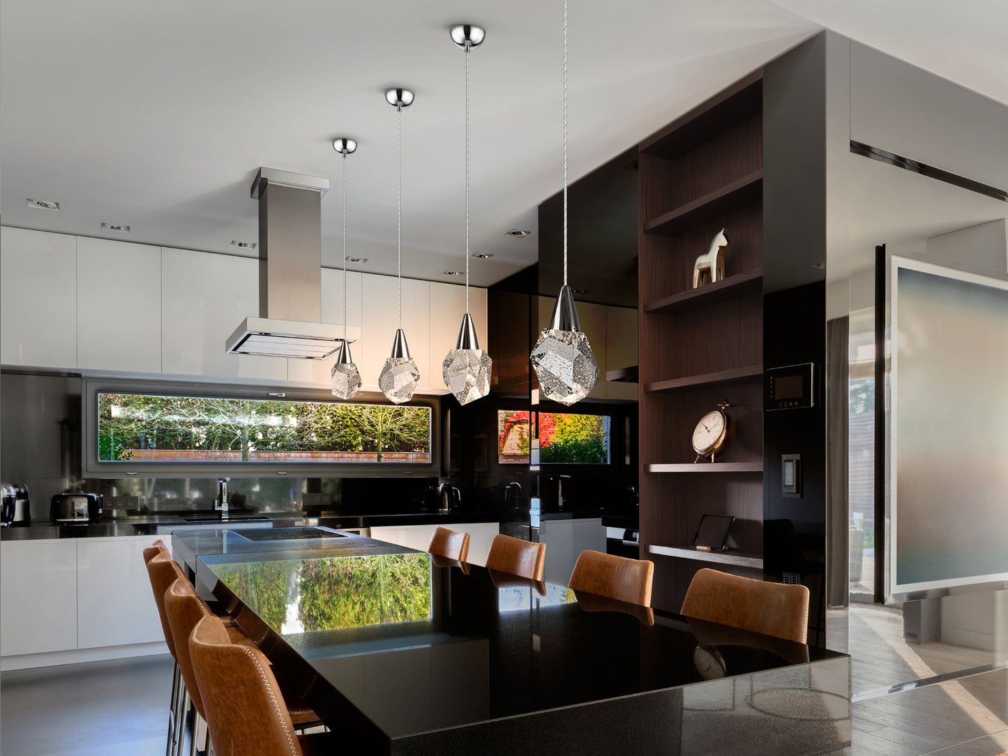 Lámpara colgante Aquaria cromada de cristal y metal, ideal para comedor o salón. Diseño moderno con LED regulable en altura. Schuller 157018.