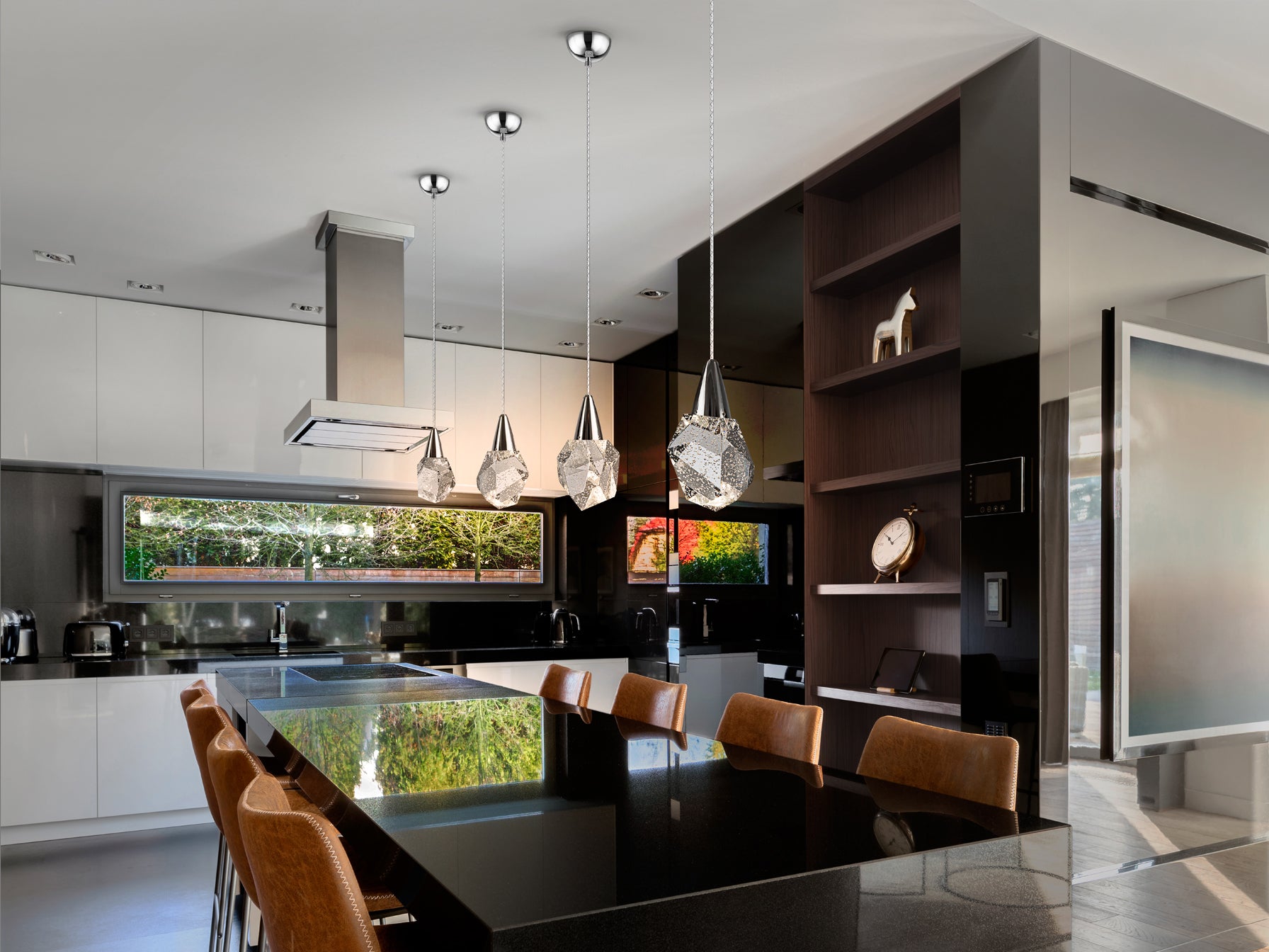 Lámpara colgante Aquaria cromada de cristal y metal, ideal para comedor o salón. Diseño moderno con LED regulable en altura. Schuller 157018.