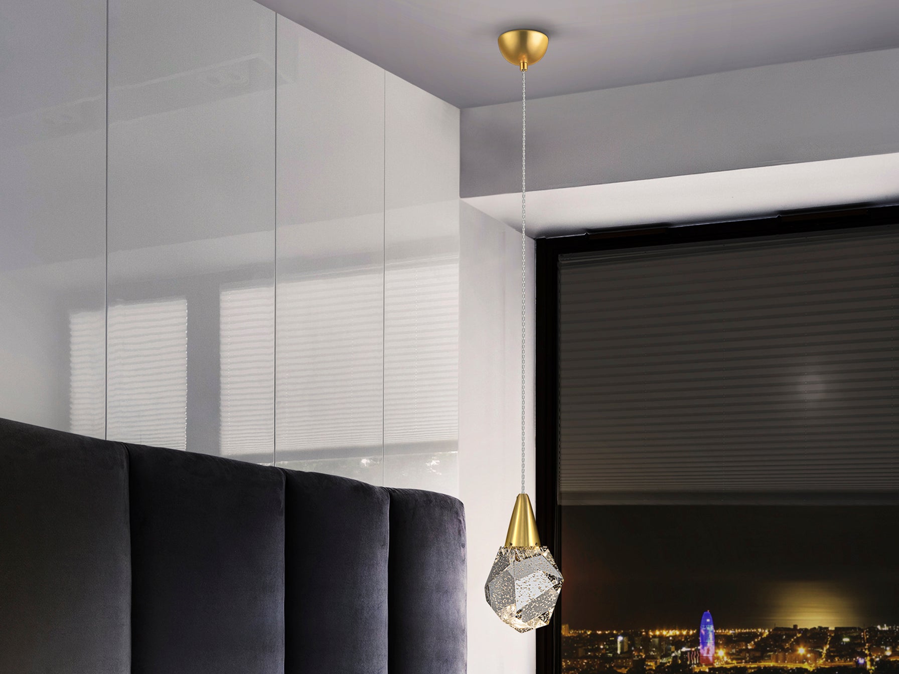 Lámpara colgante Aquaria oro mate de diseño moderno con cristal y LED regulable en altura, ideal para comedor y salón. Marca Schuller.