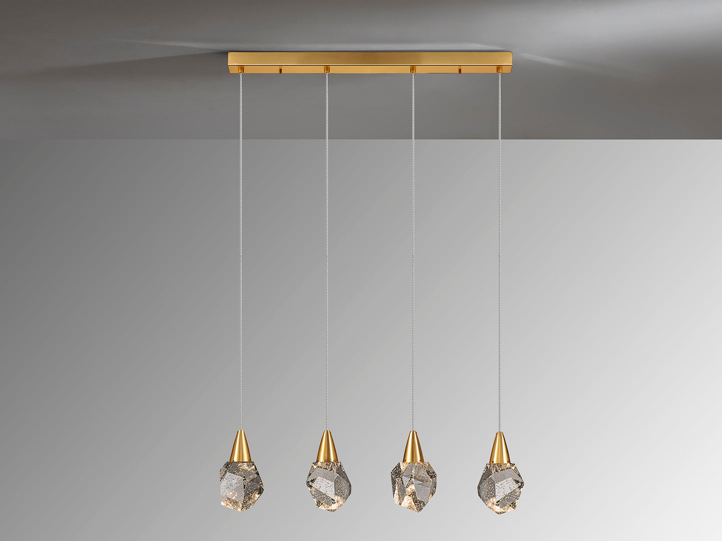 Lámpara de techo Aquaria oro mate con 4 luces LED, ideal para comedor o salón moderno. Diseño colgante de cristal regulable en altura, marca Schuller (157155).