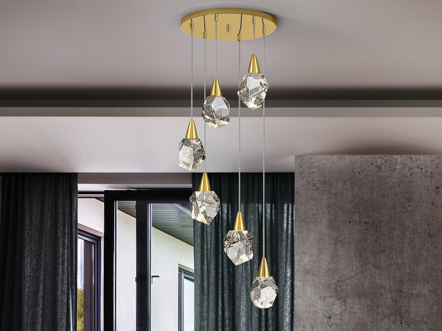 Lámpara de techo Aquaria 6 luces oro mate con diseño moderno, cristal y LED integrado, ideal para comedor o salón. Regulable en altura. Colección Schuller.