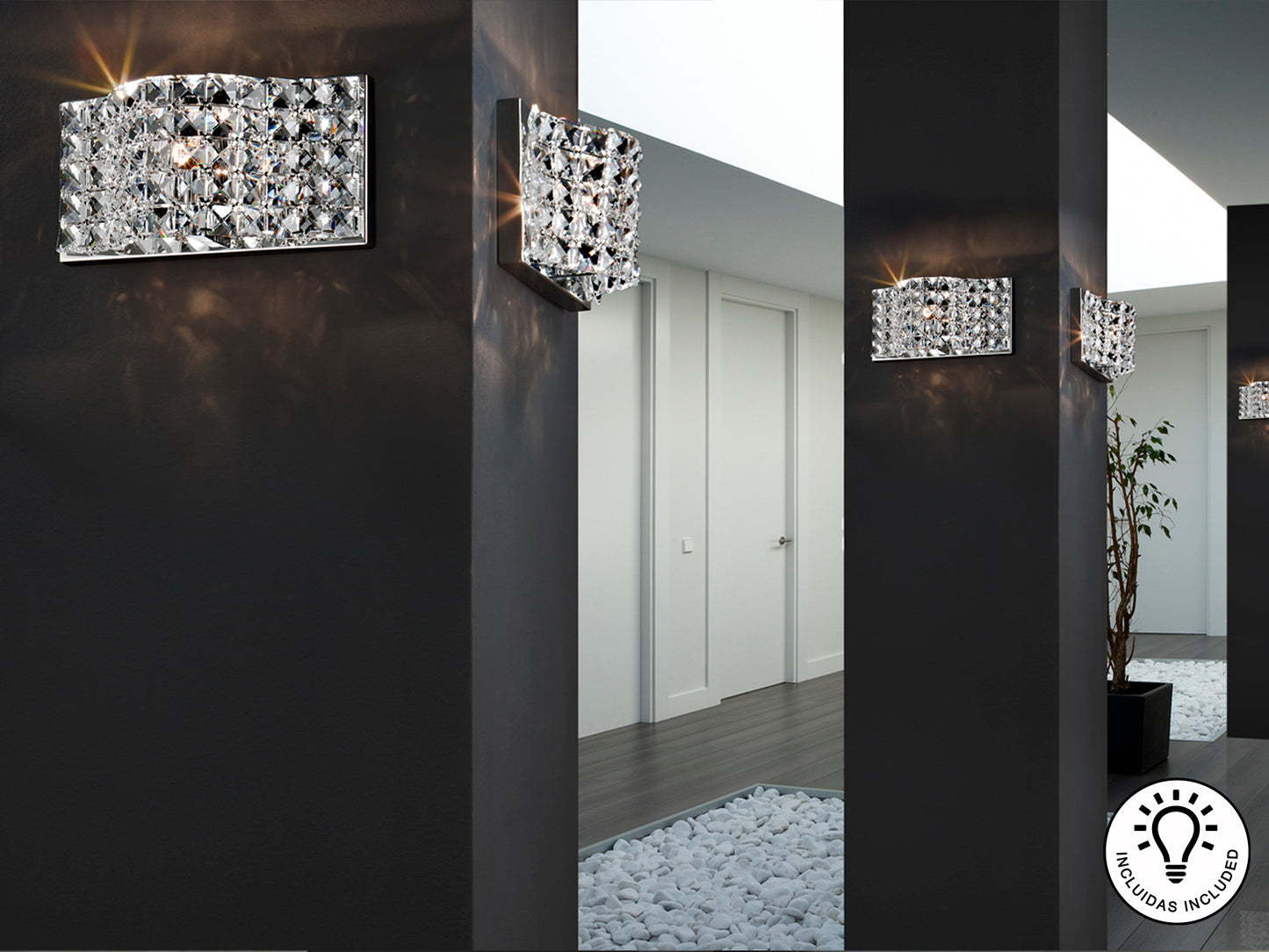 Aplique de pared Onda cromado para baño, dormitorio o salón, con diseño contemporáneo y detalles en cristal y metal. Iluminación LED G9 de 550 lúmenes, ideal para espacios glam y modernos. Producto Schuller.