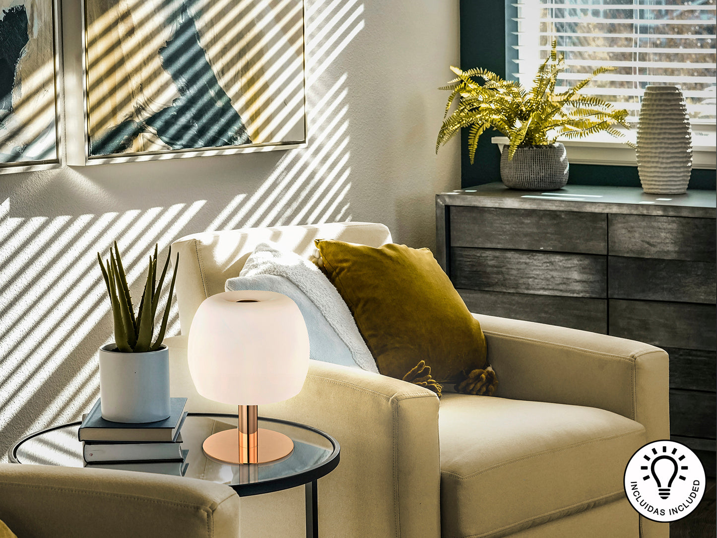 Lámpara de sobremesa BALOON oro brillo con tulipa opal, ideal para dormitorio o salón. Diseño moderno de Schuller con 3 luces G9 y detalles en cristal y metal. Modelo 161190.