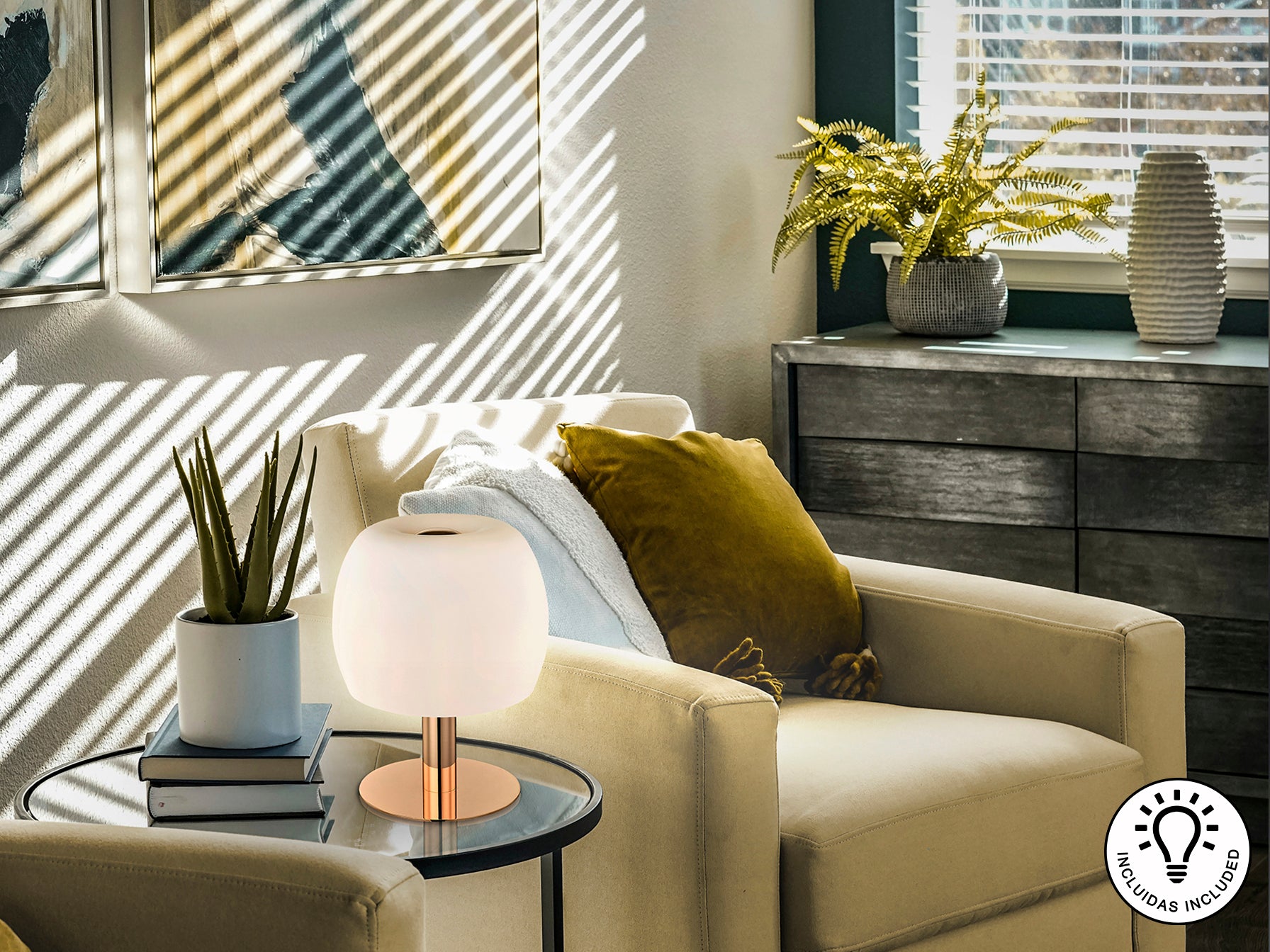 Lámpara de sobremesa BALOON oro brillo con tulipa opal, ideal para dormitorio o salón. Diseño moderno de Schuller con 3 luces G9 y detalles en cristal y metal. Modelo 161190.