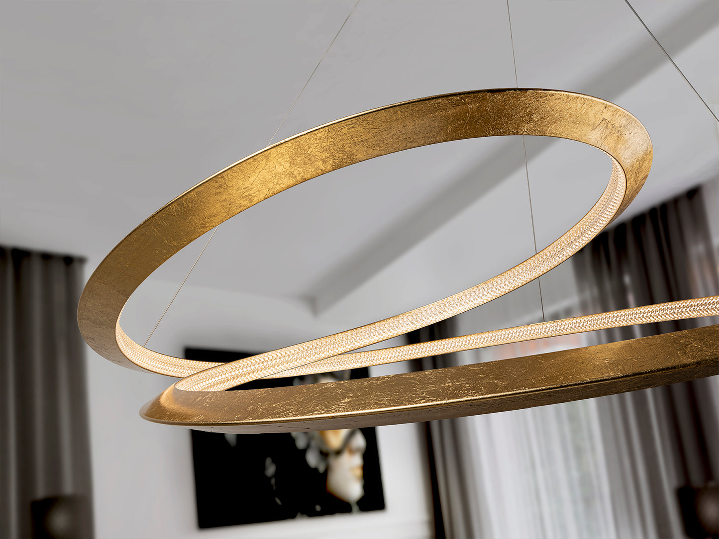 Lámpara colgante Eternity Pan Oro Ø97 dorada de Schuller iluminando un comedor moderno y lujoso, ideal para salón. Diseño LED con acabado dorado.