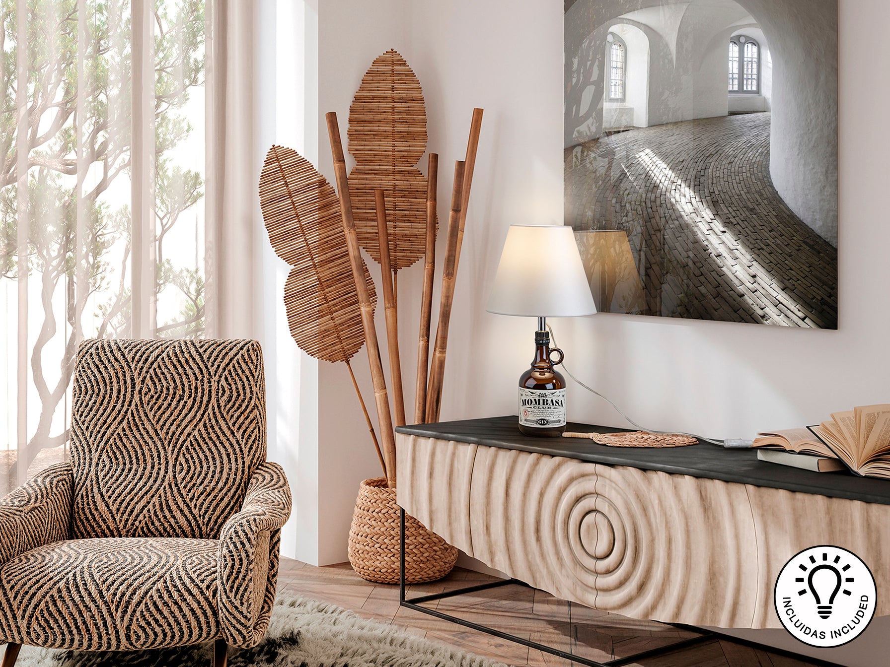 Kit de sobremesa Schuller 167239 con pantalla blanca y detalles cromados. Lámpara de botella moderna, ideal para salones. Incluye metal y tejido.