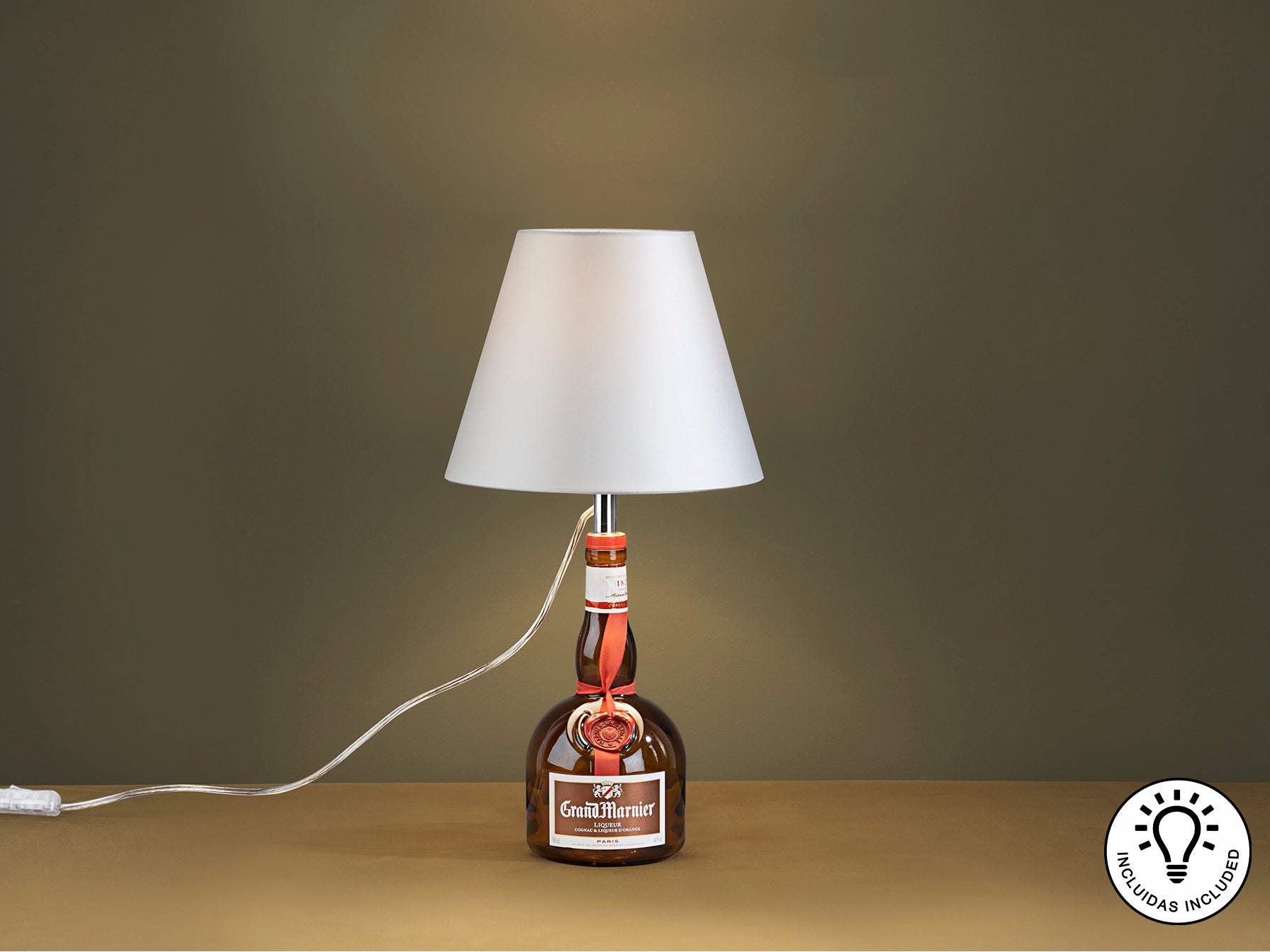 Kit de sobremesa moderno Schuller 167239 con pantalla blanca y detalles cromados. Ideal para salón. Incluye botella y tejido. #lámparadebotella #blanco #cromado