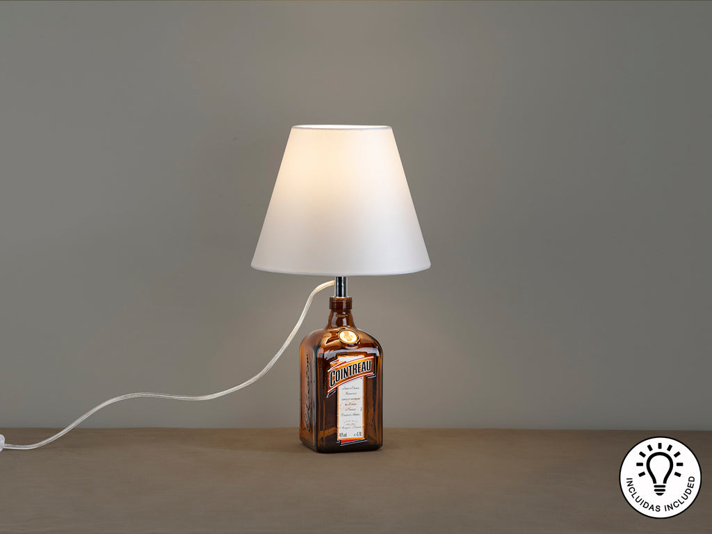 Kit de sobremesa Schuller 167239 con pantalla blanca y detalles cromados. Ideal para salón. Diseño moderno en metal y tejido. #KitSobremesa #LámparaBotella #BlancoCromado