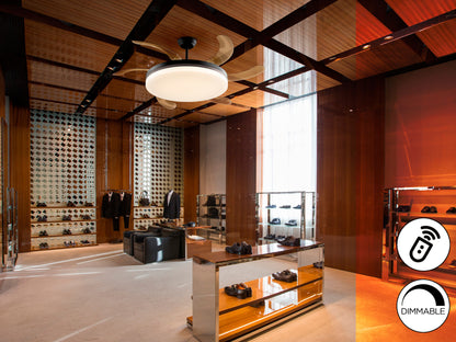 Ventilador de techo Vento Maxi negro y bronce de Schuller en salón con aspas escamoteables, diseño moderno y LED regulable.