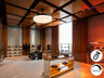 Ventilador de techo Vento Maxi negro y bronce de Schuller en salón con aspas escamoteables, diseño moderno y LED regulable.
