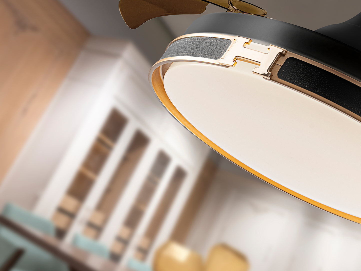 Ventilador de techo HERON negro y oro para dormitorio o salón, de metal moderno, con LED dimmable, marca Schuller.