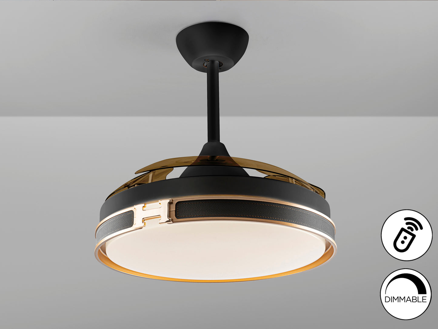 Ventilador de techo HERON negro y oro de Schuller en dormitorio moderno, con LED regulable, aspas de metal y diseño elegante para salón.