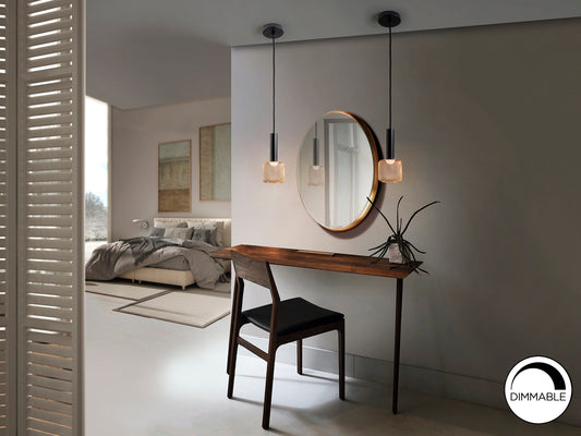 Lámpara colgante Sincro negro y oro de Schuller en comedor moderno con luz LED dimable.