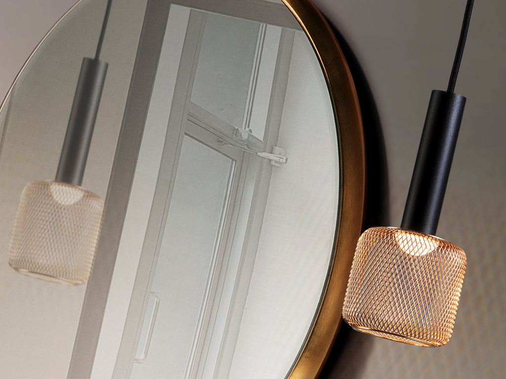 Lámpara colgante Sincro negro y oro de Schuller, ideal para comedor o salón. Diseño moderno con LED dimable y detalles en acrílico y metal.