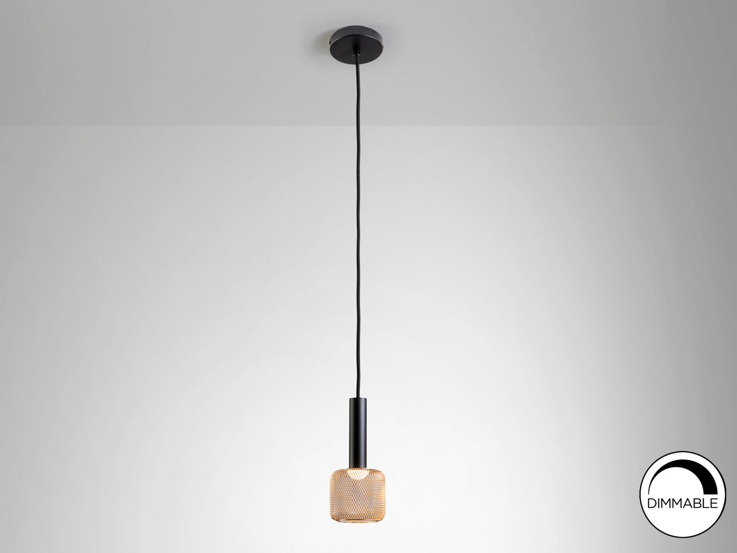 Lámpara colgante Sincro negro y oro de Schuller en comedor moderno, con luz LED dimable y diseño de metal y acrílico.
