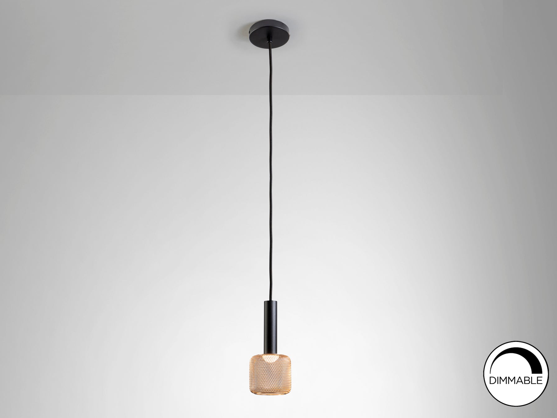 Lámpara colgante Sincro negro y oro de Schuller en comedor moderno, con luz LED dimable y diseño de metal y acrílico.